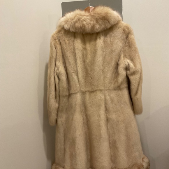 Elegant Cream Fur Coat - Picture 2 of 4